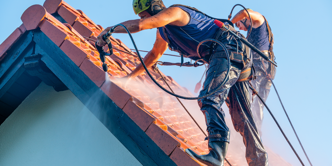 Czyszczenie Dachów – Dlaczego warto zlecić profesjonalne mycie dachu
